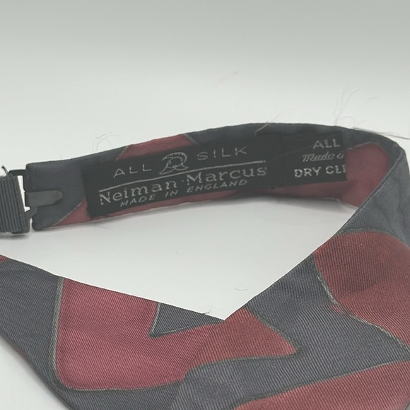 Vintage Neiman Marcus 100%silk bow tie made in England - Picture 3 of 3